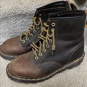 Vintage England 🏴󠁧󠁢󠁥󠁮󠁧󠁿 UK Dr. Martens Brown Leather Lace-Up Boots 7.5/8 Read